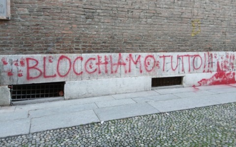 Vandalismo al Liceo Manin di Cremona: scritte rosse sul muro esterno e sul portone d’ingresso
