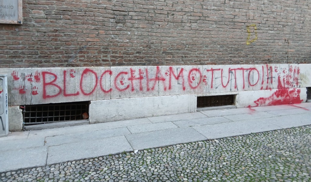 Vandalismo al Liceo Manin di Cremona: scritte rosse sul muro esterno e sul portone d’ingresso