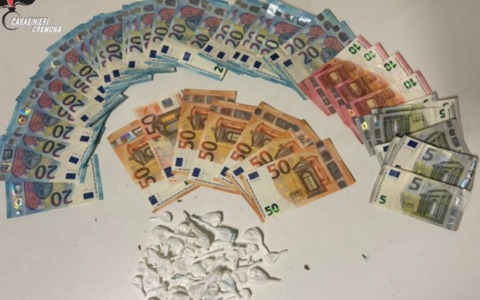 Trovato con 46 dosi di cocaina, pusher 23enne arrestato dopo fuga nei campi