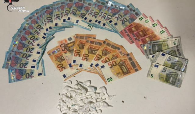 Trovato con 46 dosi di cocaina, pusher 23enne arrestato dopo fuga nei campi