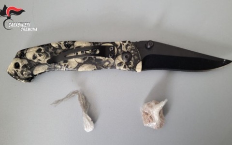 Sotto il sedile dell’auto un coltello, in tasca e nel portafoglio eroina e cocaina