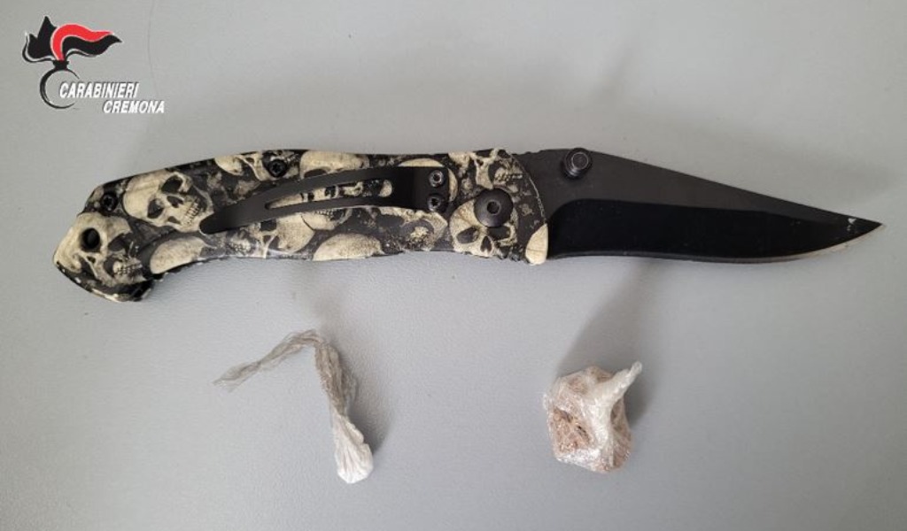 Sotto il sedile dell’auto un coltello, in tasca e nel portafoglio eroina e cocaina