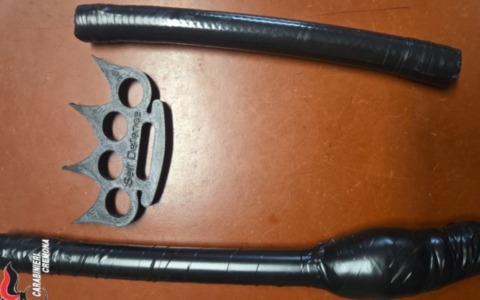 Durante il controllo sotto i sedili dell’auto spuntano armi artigianali e un tirapugni