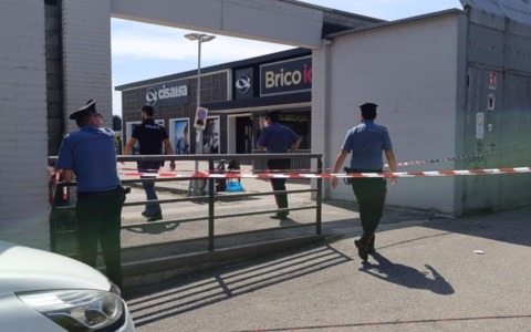 Giovane accoltellato in un parcheggio a Crema, individuato il responsabile