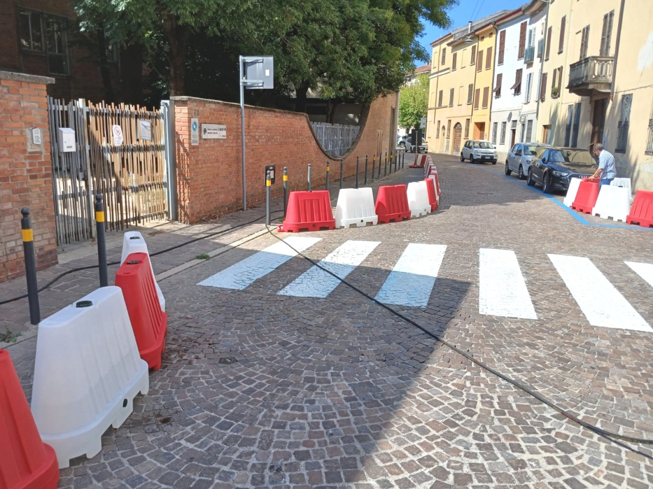 I new jersey posizionati di fronte all'ingresso della scuola elementare Manzoni