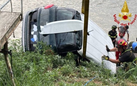 Auto affondata nel Po, oggi il recupero del veicolo con la donna a bordo