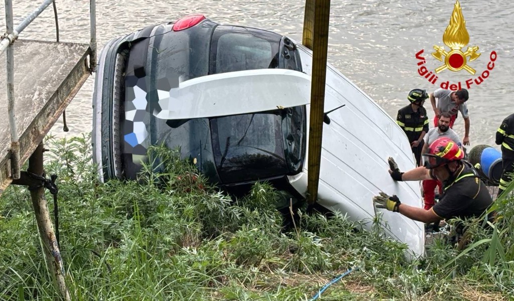Auto affondata nel Po, oggi il recupero del veicolo con la donna a bordo
