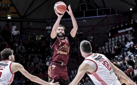 La Juvi Ferraroni trionfa al PalaCarrara: vittoria al fotofinish 89-91contro Pistoia