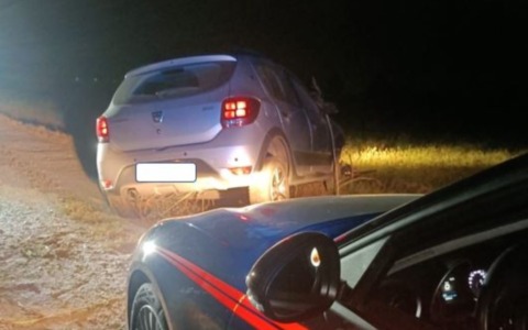 Intercettano auto rubata a Cremona: il conducente fugge ed esce di carreggiata, poi scappa a piedi nei campi