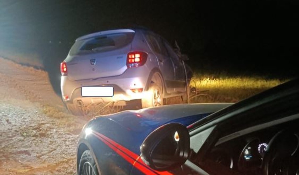 Intercettano auto rubata a Cremona: il conducente fugge ed esce di carreggiata, poi scappa a piedi nei campi