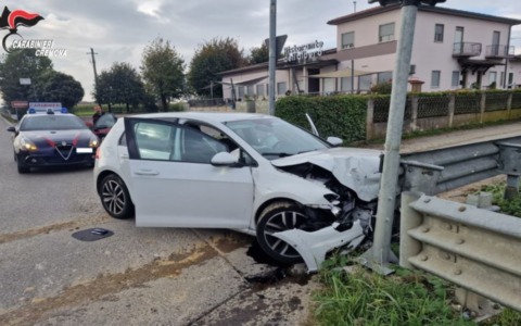 In fuga dopo un furto in abitazione, l’inseguimento termina contro un semaforo: due minorenni arrestati