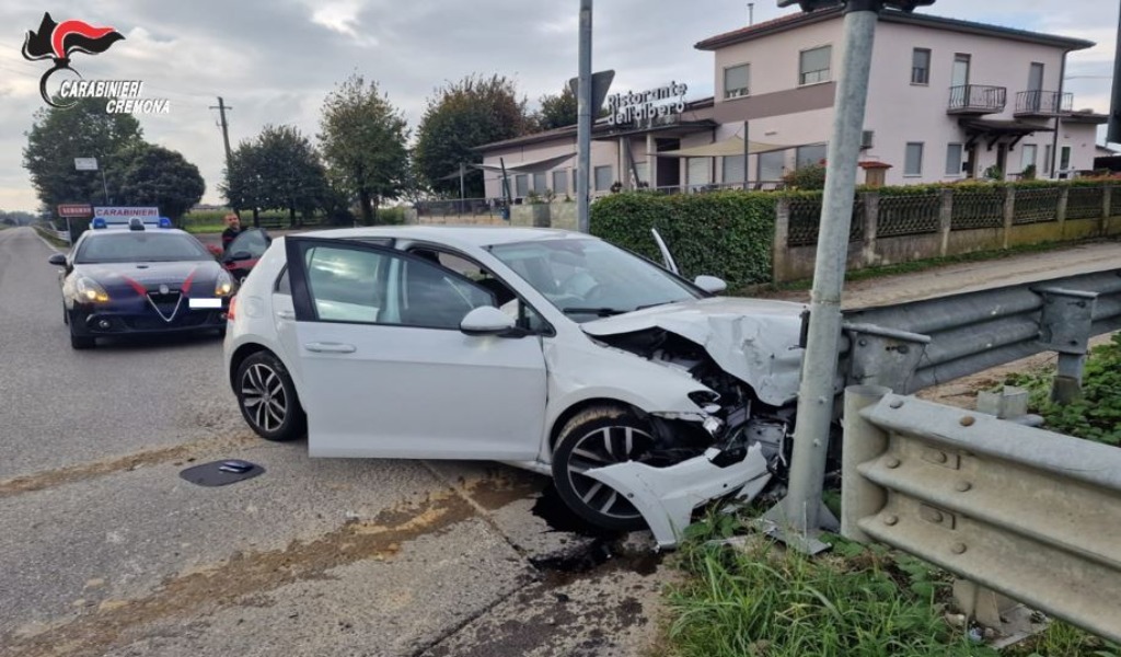 In fuga dopo un furto in abitazione, l’inseguimento termina contro un semaforo: due minorenni arrestati