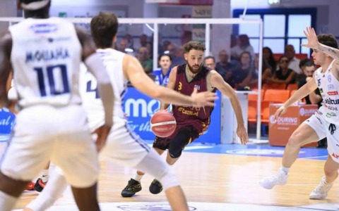 Juvi Ferraroni, cuore e determinazione non bastano: Rimini espugna il PalaRadi