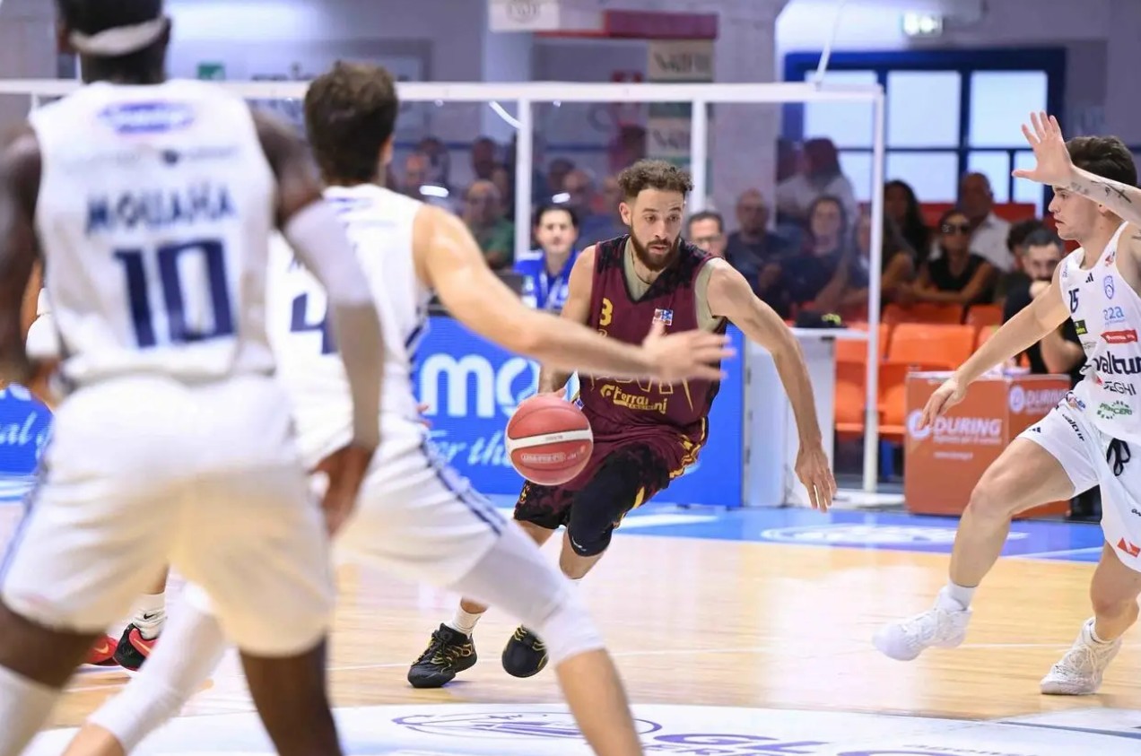 Juvi Ferraroni, cuore e determinazione non bastano: Rimini espugna il PalaRadi