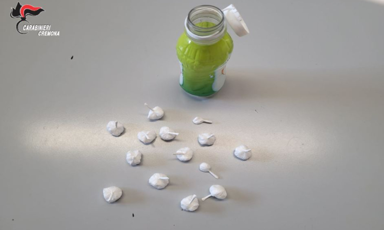 Lancia la cocaina dal finestrino prima di fermarsi al posto di blocco, pusher 24enne nei guai
