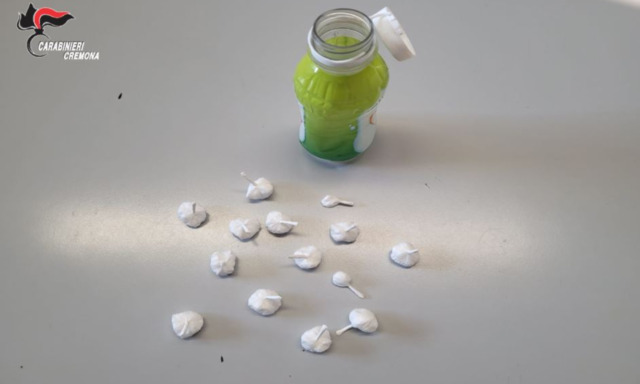 Lancia la cocaina dal finestrino prima di fermarsi al posto di blocco, pusher 24enne nei guai