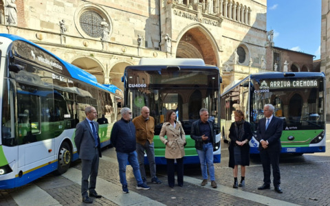 Nuovi autobus elettrici a Cremona: “Tutti i mezzi lo saranno entro l’inizio del 2026”