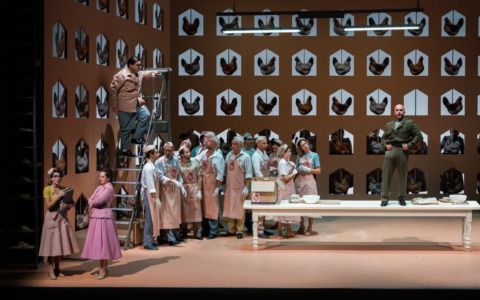 L’Elisir d’amore al Teatro Ponchielli: tra comicità, inganni e desideri