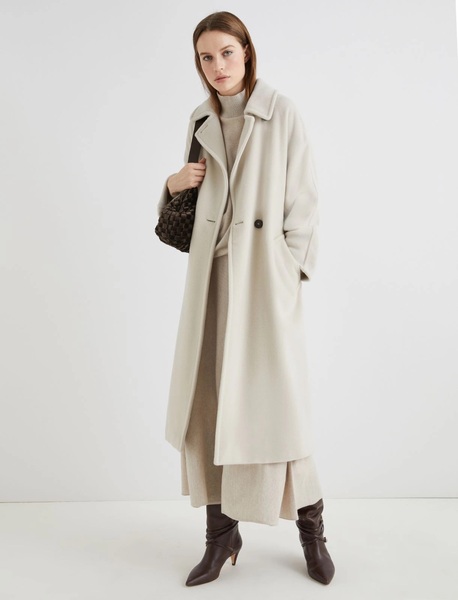Cappotti da donna e stile consapevole: Step By Step racconta una moda che accompagna ogni giorno