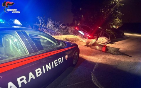 Auto rubata ritrovata incidentata sopra un guard rail: indagini in corso sul conducente fuggito