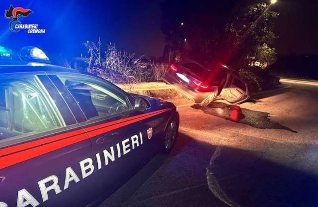 Auto rubata ritrovata incidentata sopra un guard rail: indagini in corso sul conducente fuggito