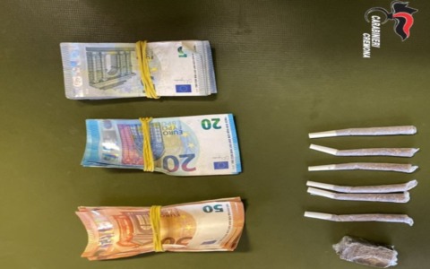 Hashish in tasca e in casa: 30enne denunciato dai Carabinieri