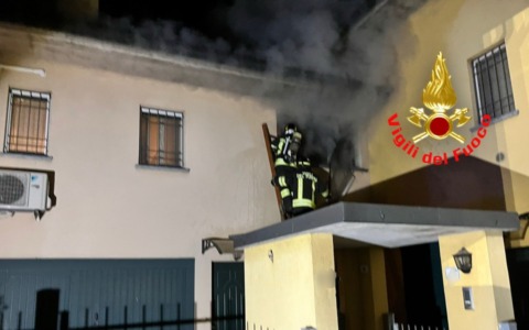 Incendio nella notte a Spino d’Adda: fiamme in un appartamento