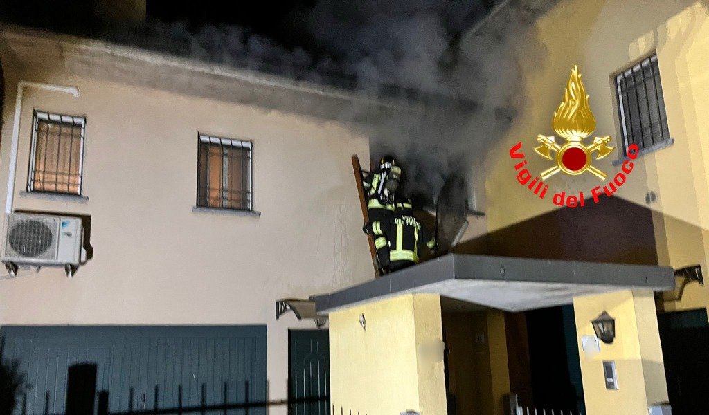 Incendio nella notte a Spino d’Adda: fiamme in un appartamento