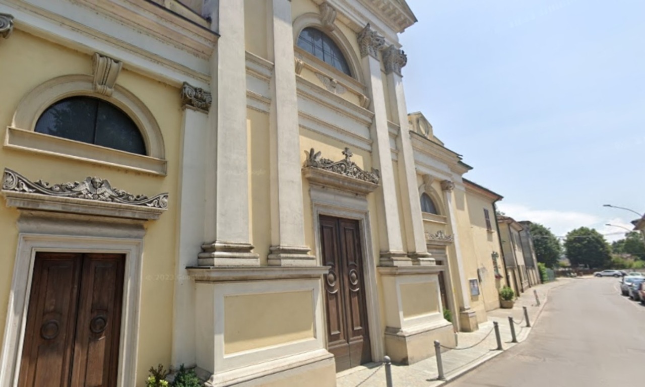 Ruba le offerte in chiesa, fugge in bici, si introduce in una casa e aggredisce un’anziana