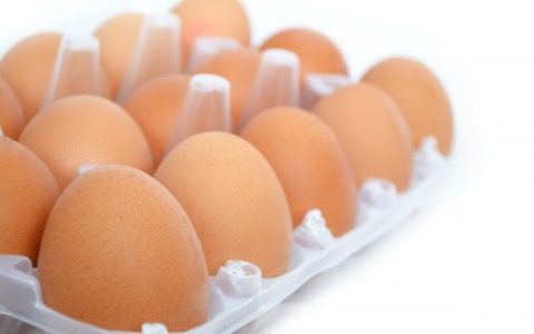 Maxi richiamo di uova prodotte in provincia di Cremona: i prodotti e i lotti ritirati dai supermercati (da non mangiare)