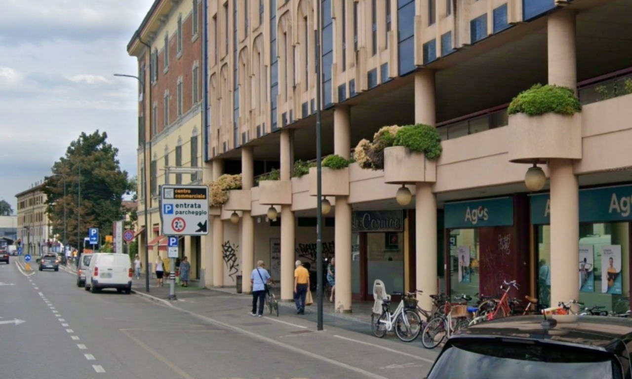 39enne trovato senza vita nei bagni della galleria di via Dante: malore fatale