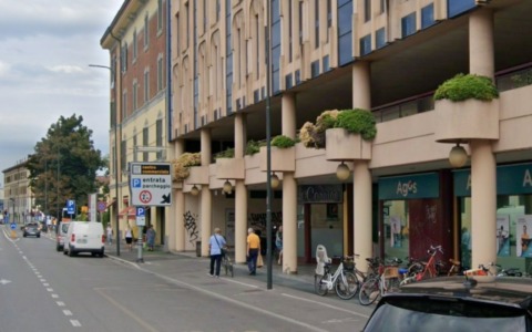 39enne trovato senza vita nei bagni della galleria di via Dante: malore fatale