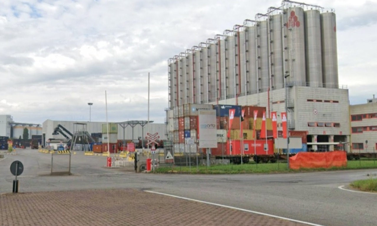 Tragedia sul lavoro a Cremona: camionista 61enne schiacciato da un container