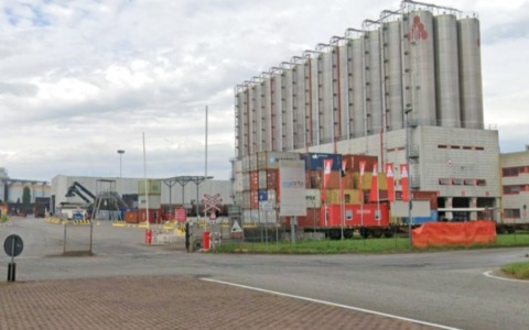 Tragedia sul lavoro a Cremona: camionista 61enne schiacciato da un container