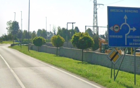 Si addormenta alla guida e finisce contro un tir, due feriti soccorsi