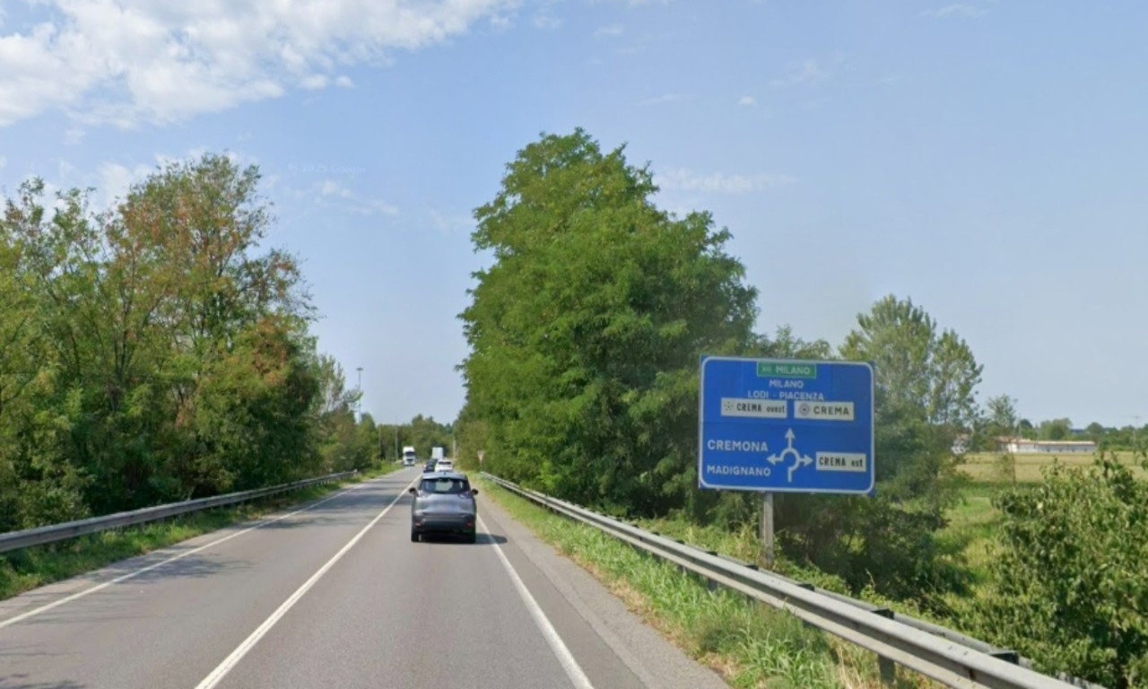 Violento scontro tra auto e furgone sulla SP235: cinque persone coinvolte