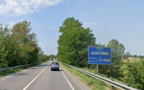 Violento scontro tra auto e furgone sulla SP235: cinque persone coinvolte