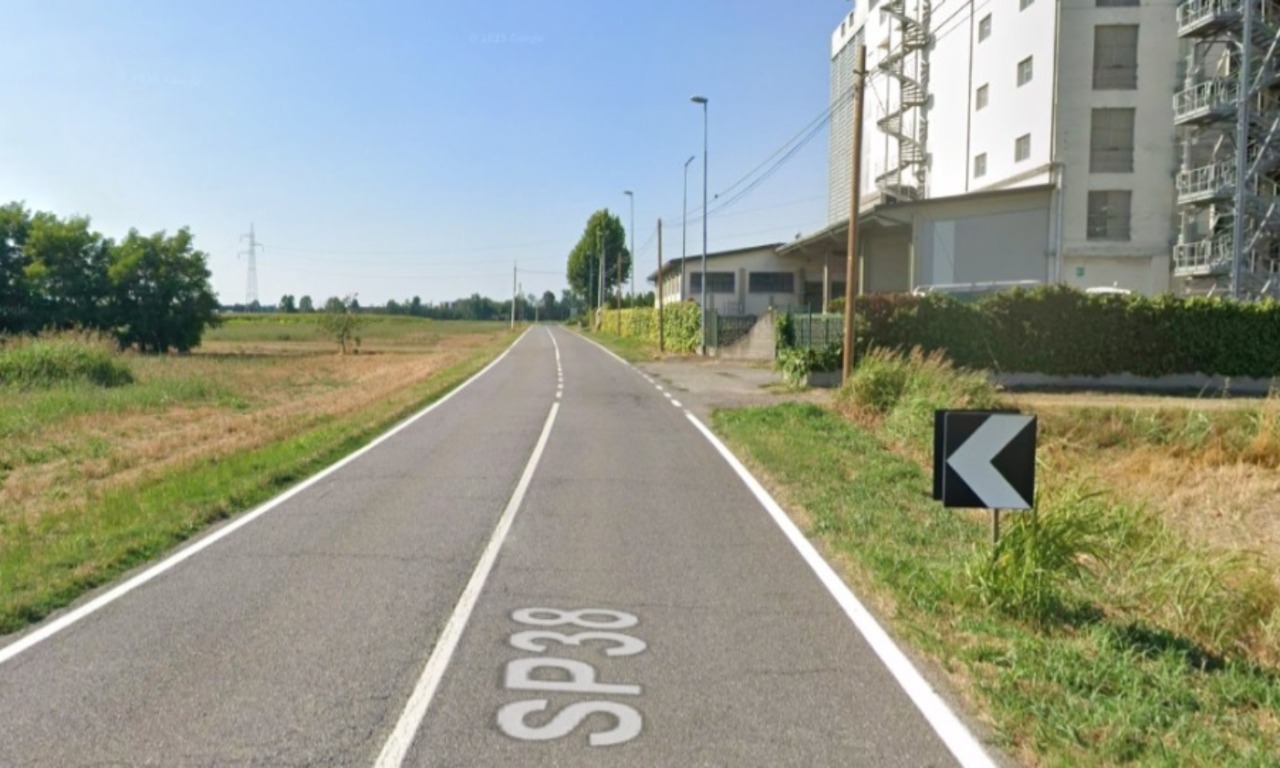 Perde il controllo del veicolo e si ribalta nel campo, 80enne in gravissime condizioni
