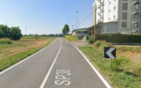 Perde il controllo del veicolo e si ribalta nel campo, 80enne in gravissime condizioni