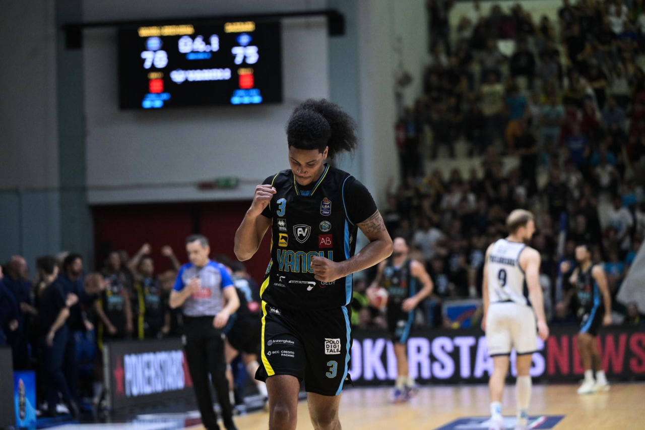 Vanoli Cremona, prima vittoria in campionato: battuta Sassari 79-75