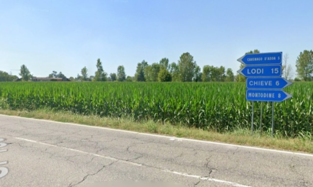 BMW finisce contro un trattore: 29enne in ospedale in elisoccorso