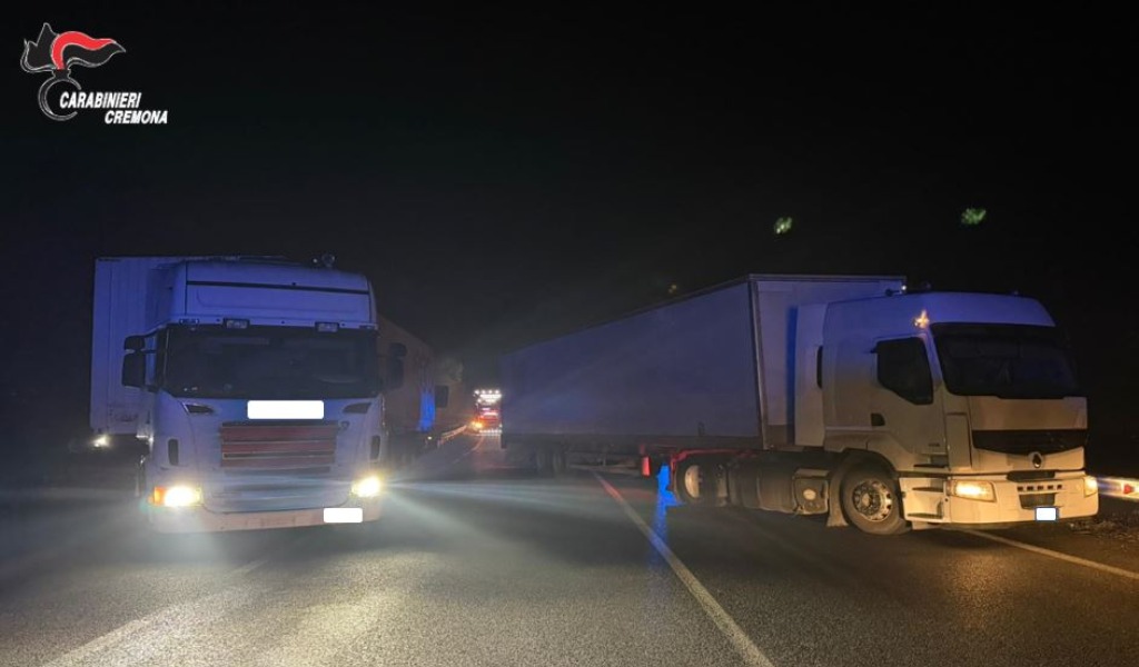 Colpo da un milione di euro fallito: intercettati due tir carichi di alcolici e dolciumi rubati