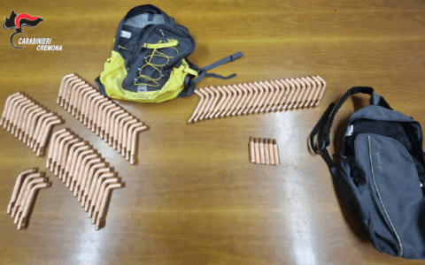 Rubano barre di rame in azienda e tentano la fuga: scattano denuncia e arresto