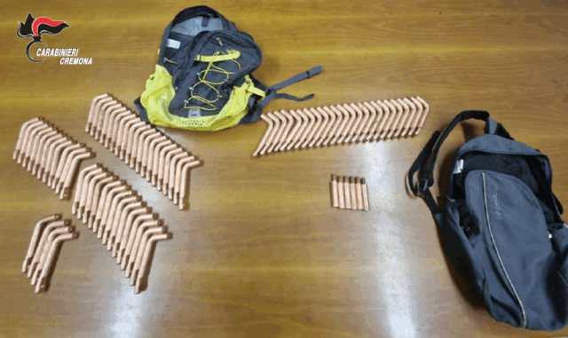 Rubano barre di rame in azienda e tentano la fuga: scattano denuncia e arresto