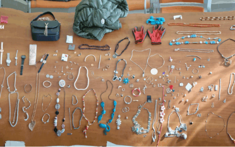 Ruba monili in oro e bigiotteria, poi causa un incidente durante l’inseguimento