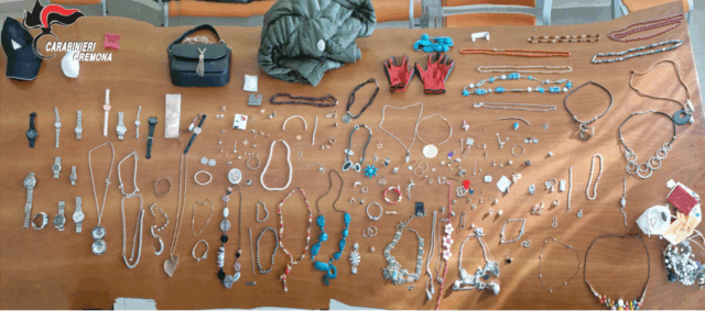 Ruba monili in oro e bigiotteria, poi causa un incidente durante l’inseguimento