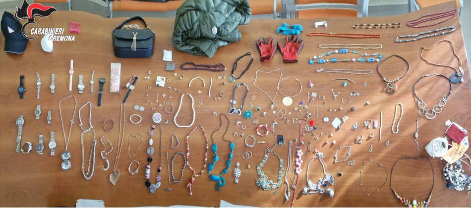 Ruba monili in oro e bigiotteria, poi causa un incidente durante l’inseguimento