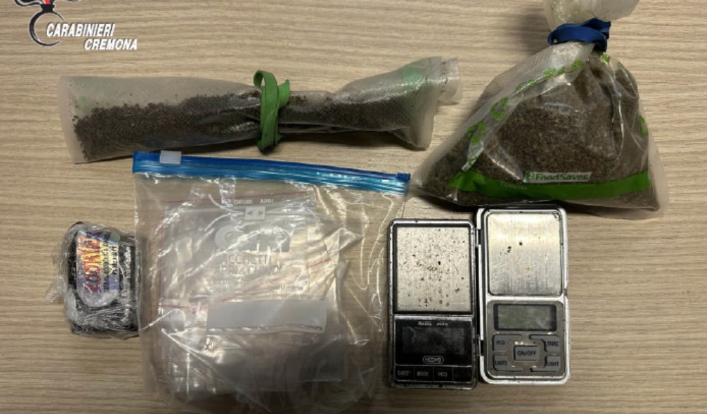 Cocaina, hashish, marijuana e “Purple Drank” in auto e a casa: 26enne arrestato per spaccio