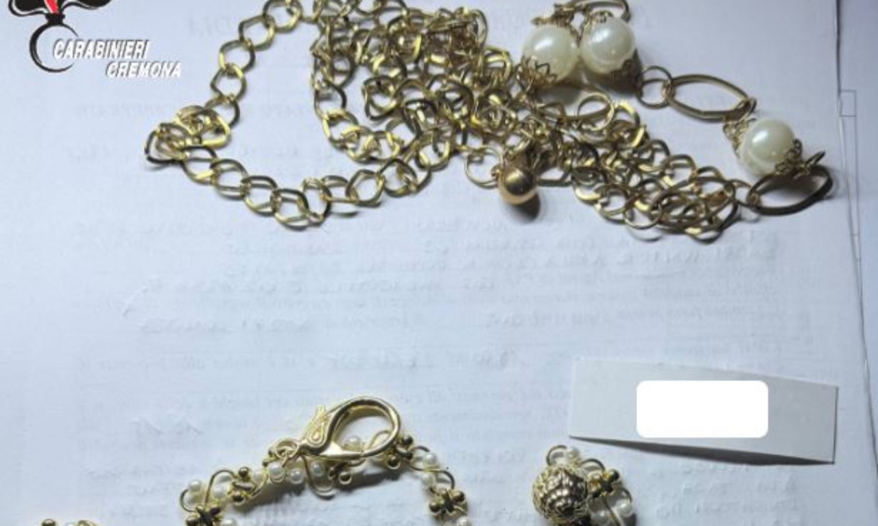 Furto in abitazione sventato a Castelverde, nell’auto abbandonata dai ladri trovati gioielli rubati