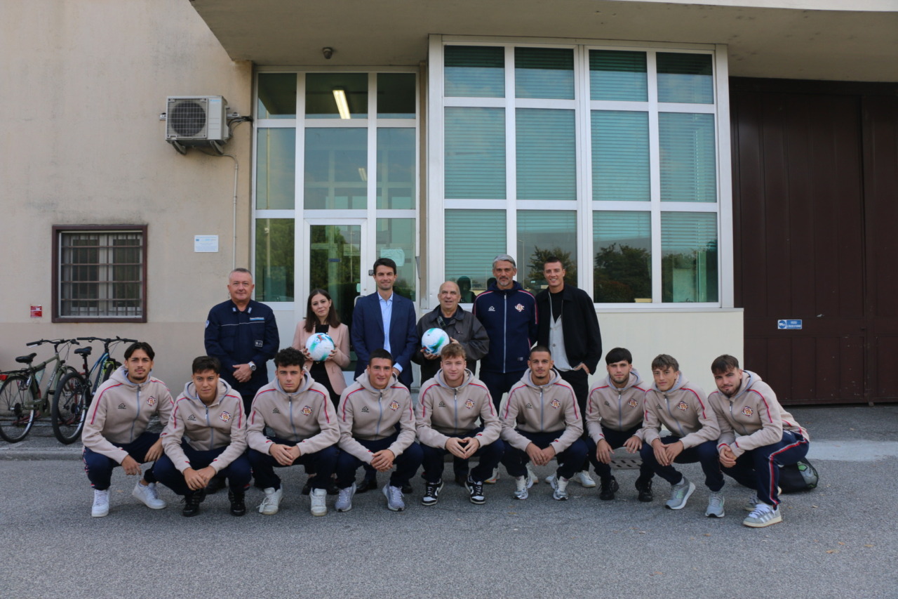 La Cremonese porta il calcio in carcere: donati 20 palloni ai detenuti di Cremona